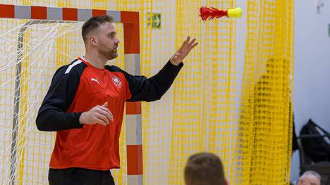 Deutschlands Handballer setzen trotz der Wadenzerrung bei Andreas Wolff weiter voll auf ihren angeschlagenen Torhüter.