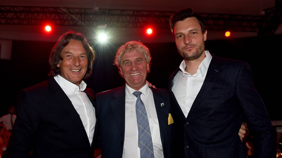 Und dann noch was Versöhnliches zum Abschluss: Dr. Hans-Wilhelm Müller-Wohlfahrt (l.) sorgte Ende der Saison für viel Gesprächsstoff. Auf der Meisterfeier an der Seite von Ex-Keeper Jean-Marie Pfaff kann aber auch er lachen