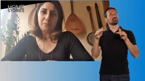 Kim Mocquenco spricht in der aktuellen Folge Home Stories mit Elnaz Amiraslani über ihre Arbeit als Kulturmanagerin über barrierefreies Feiern. Außerdem wird in einem Gespräch mit dem Musiklehrer Dave Günther über online Unterricht und Alltagsherausforderungen bei Blindheit gesprochen.