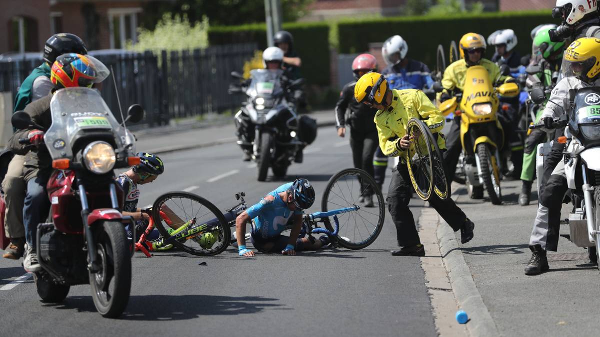 Mikel Landa benötigte nach seinem Abgang Hilfe. Der Spanier fällt zwar nicht auf den Pflastersteinen, schmerzhaft ist es mit Sicherheit dennoch