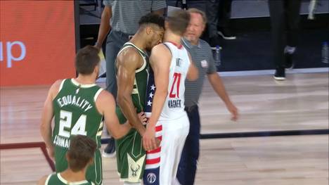 Der amtierende MVP, Giannis Antetokounmpo, fliegt nach einem Kopfstoß gegen die deutsche NBA-Hoffnung Moritz Wagner vom Feld. 
