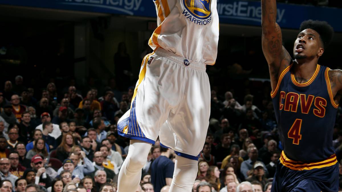 X-FAKTOR - SHAUN LIVINGSTON: Seine Zahlen stechen wahrlich nicht hervor, aber der erfahrene Combo-Guard könnte durchaus entscheidenden Einfluss auf die Serie nehmen. Mit seinen langen Armen und den flinken Beinen könnte er speziell Irving ziemlich wehtun. In den Playoffs treffen Kontrahenten gegen ihn nur 31 Prozent ihrer Würfe. Vorn macht er kaum Fehler, kennt seine Aufgabe. Das ohnehin irre Offensiv-Rating der Warriors ist mit ihm auf dem Court sogar höher