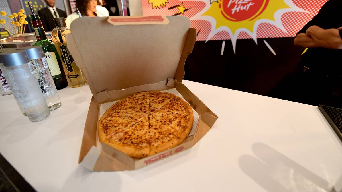 Echte NFL-Fans dürften den Sinn dahinter verstehen. Für alle andere: Mit dem "hut, hut!" wird in der Regel vom Quarterback ein Spielzug angekündigt. Pizza Hut rechnet mit über zwei Millionen verkauften Pizzas am Super-Bowl-Tag. Dafür werden extra 11.000 Aushilfskräfte eingestellt