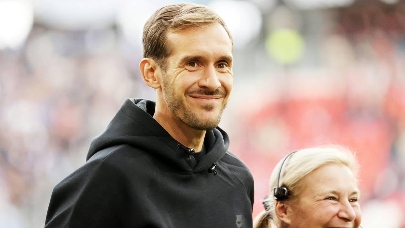 Trainer Julian Schuster vom Fußball-Bundesligisten SC Freiburg lobt Werder Bremen