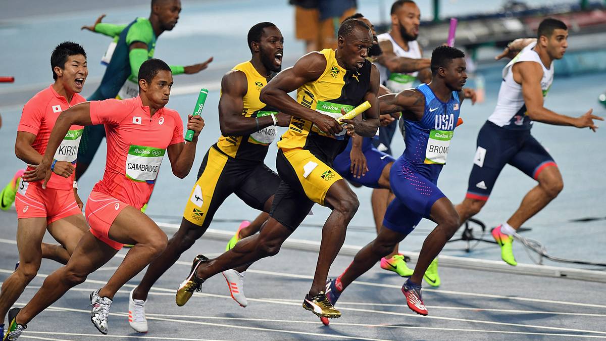 Sprint-Star Usain Bolt hat in seinem letzten Rennen bei Olympischen Spielen Geschichte geschrieben. Mit Gold in der 4x100-Meter-Staffel machte er das Triple-Triple perfekt. Danach sieht es beim letzten Wechsel nicht aus. Jamaika liegt gleichauf mit mehreren anderen Staffeln vorne