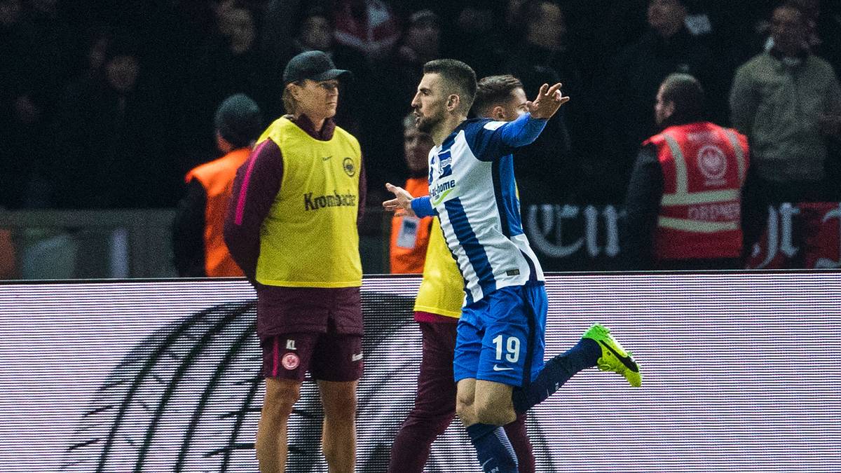 Nach der Pause aber sorgt Vedad Ibisevic mit seinem zehnten Saisontor für Festtagsstimmung im weiten Rund des Olympiastadions, auch wenn der Treffer nicht hätte zählen dürfen: Salomon Kalou behinderte im Abseits Frankfurts Torwart Hradecky