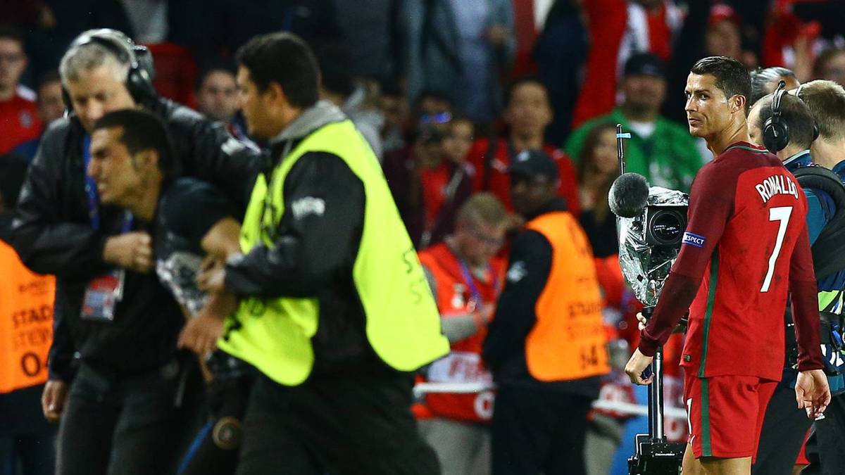 Kurz danach wird der Fan allerdings von Ordnern abgeführt