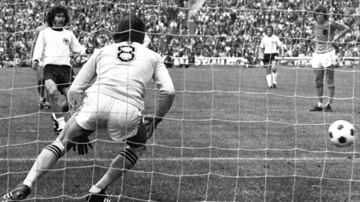 PLATZ 13 - PAUL BREITNER (48 Länderspiele/10 Tore): Der frühere Münchner gehörte der Europameister-Elf von 1972 an und leitete im WM-Finale 1974 mit seinem Elfmetertor die Wende zum 2:1-Sieg gegen die Niederlande ein