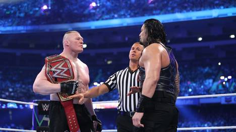 Brock Lesnar (l.) besiegte bei WWE WrestleMania 34 Roman Reigns