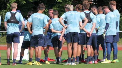 Der VfL Bochum muss sich angesichts des Abstiegs in die 2. Bundesliga neu aufstellen. Dies ist laut Cheftrainer Dieter Hecking gelungen, nun muss aus dem verjüngten Kader eine Einheit werden. 