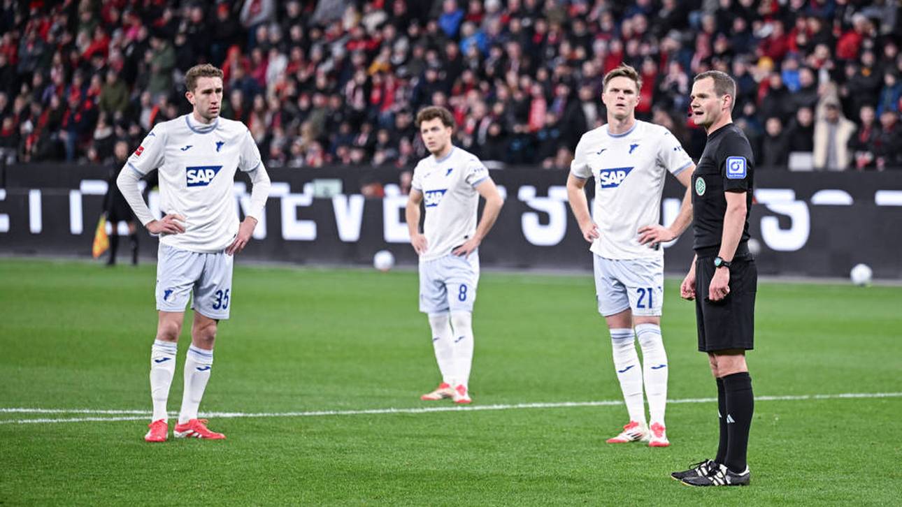 Robin Braun (r.) machte die erste VAR-Durchsage der Bundesliga-Geschichte