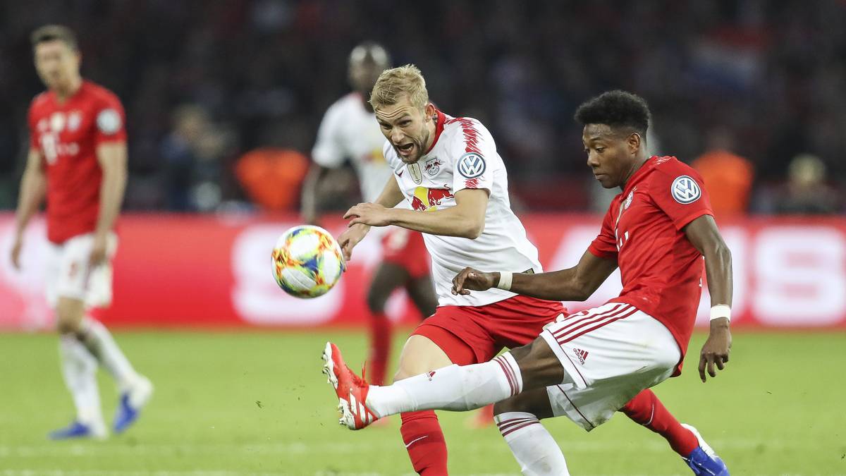 RB LEIPZIG - FC BAYERN MÜNCHEN: Schon im September kommt eszur Neuauflage des DFB-Pokal-Endspiels. Die Leipziger (im Bild Konrad Laimer im Duell mit David Alaba) möchten am liebsten Revanche nehmen für die 0:3-Pleite im Mai in Berlin