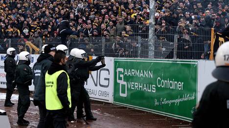 Polizisten müssen Fans von Dynamo Dresden zähmen