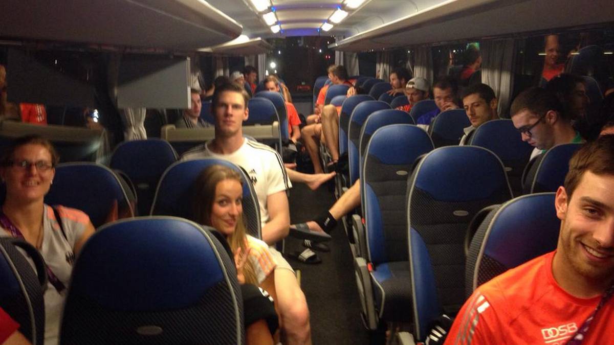 Gut gelaunt, aber keine überschwängliche Busparty. Die Volleyballer genießen die Heimfahrt nach dem Finaleinzug.