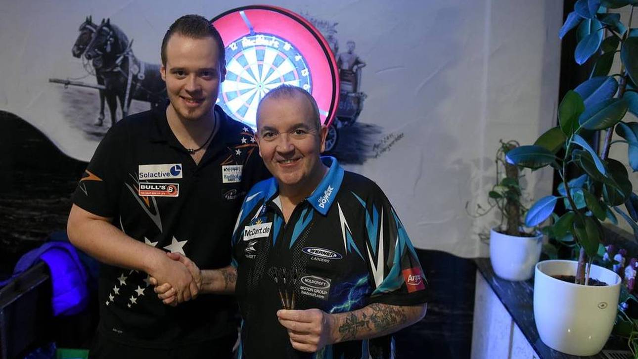 Max Hopp (l.) und Phil Taylor bei einem Showturnier 2017