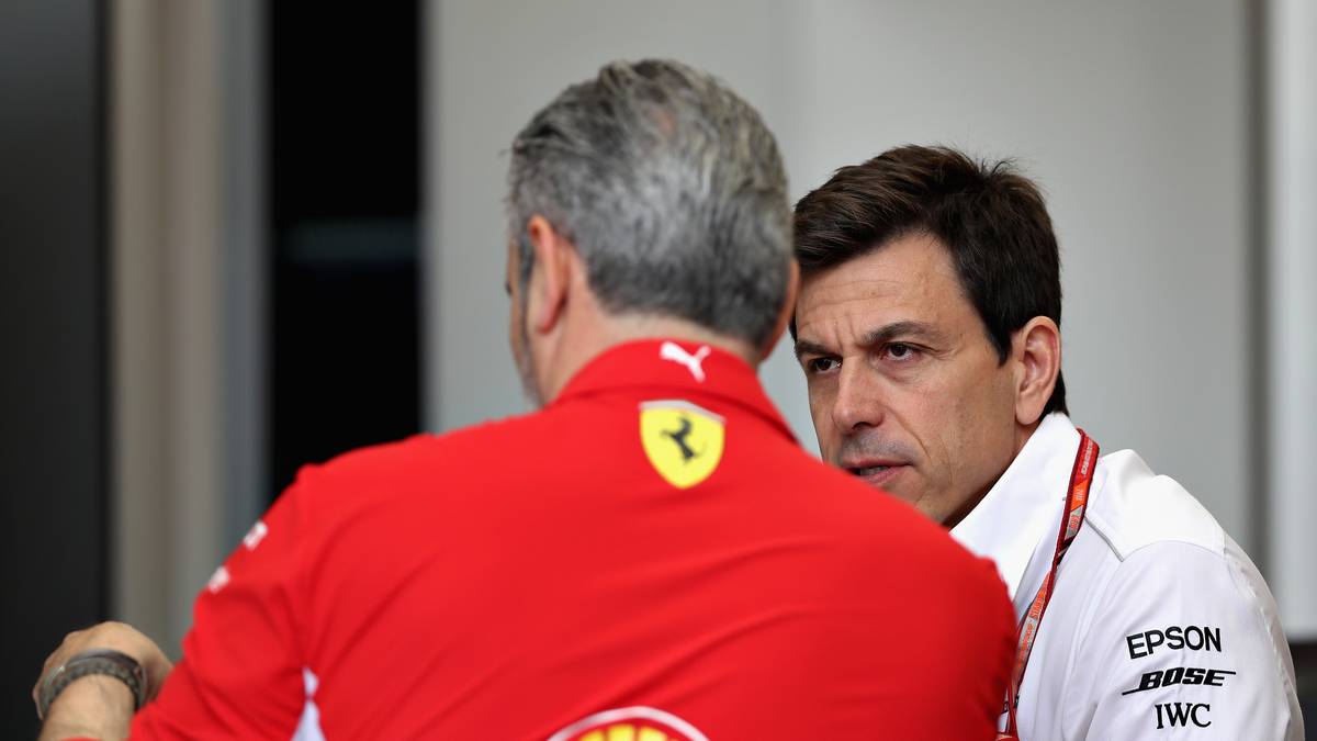 Immer wieder hört man von Ausstiegsdrohungen - gerade Ferrari nimmt hier kein Blatt vor den Mund. Ex-Formel-1-Boss Bernie Ecclestone ist überzeugt davon, dass die Scuderia-Warnungen ernst zu nehmen sind und stellte sogar in den Raum, dass Ferrari und Mercedes eine eigene Konkurrenzserie aufbauen könnten