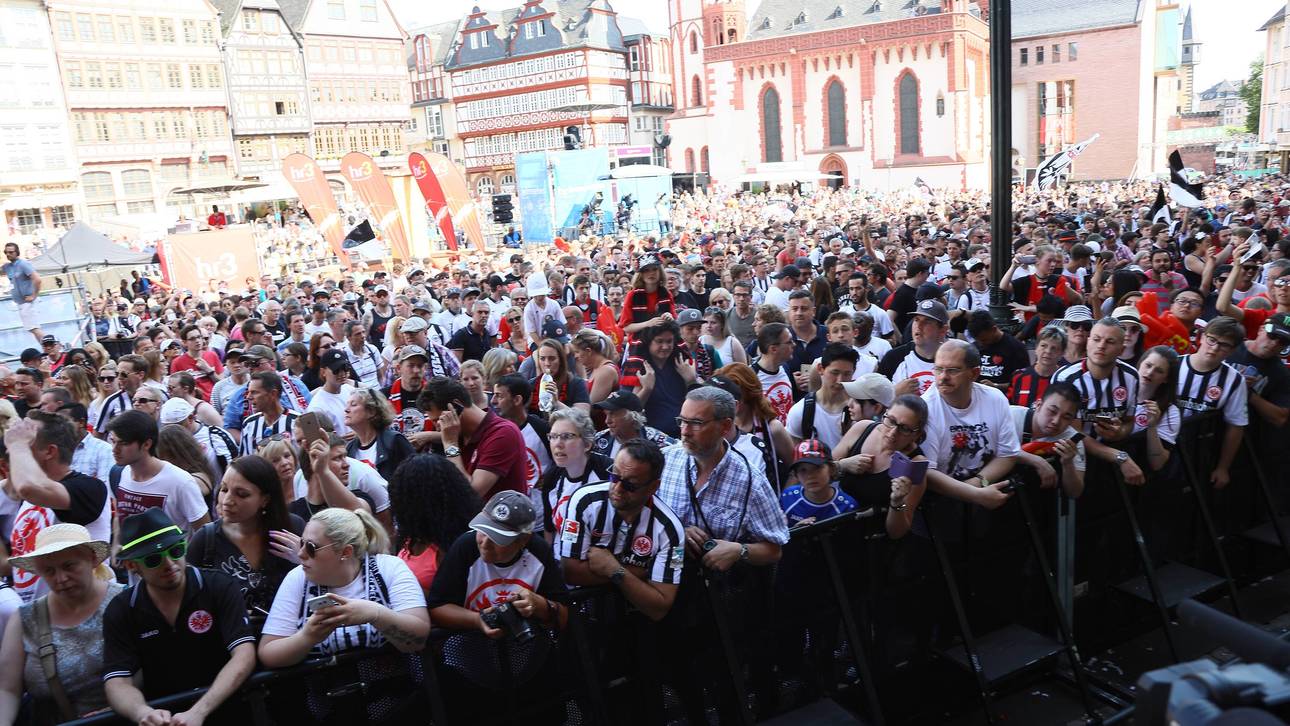 Tausende Fans empfangen Eintracht