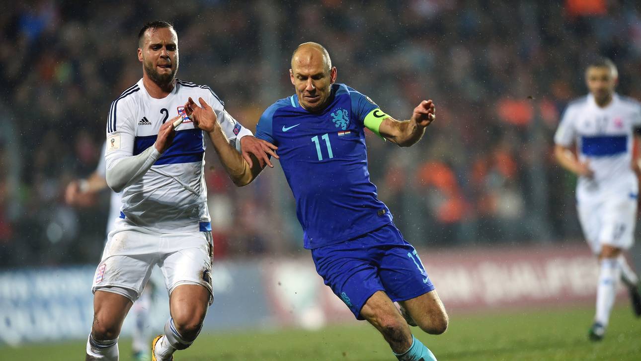 Robben verletzt sich und schimpft