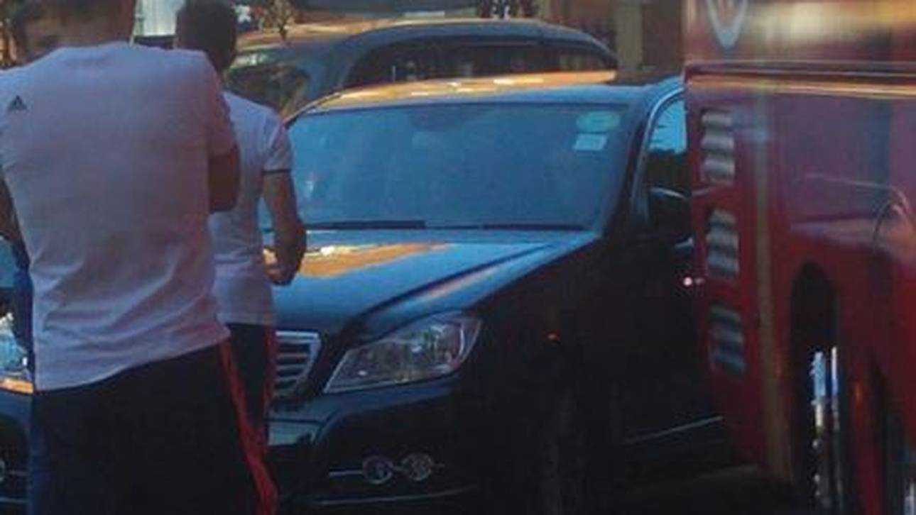 Bayern-Bus crasht in parkendes Auto