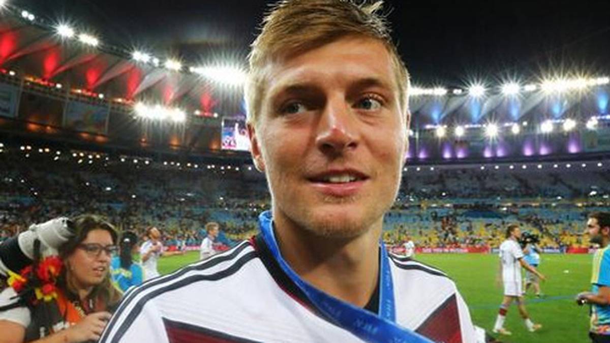 TONI KROOS: Er ist der bislang teuerste Jugendtransfer in der Bundesliga. Für 2,3 Millionen Euro lockt der FC Bayern den heutigen Weltmeister im Alter von 16 Jahren von Rostock nach München. Seine ersten Gehversuche mit Ball macht Kroos übrigens beim Greifswalder SC. Der Verein kassiert bei jedem Kroos-Wechsel, zuletzt im Fall Real, eine satte Ausbildungsbeteiligung.