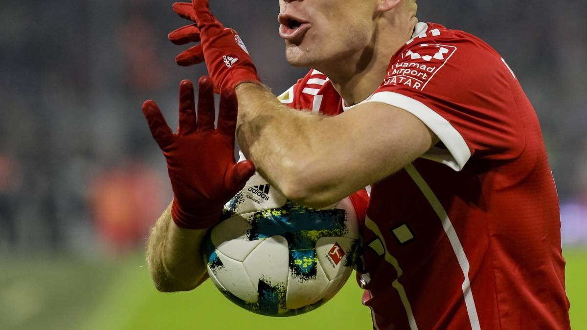 In der zweiten Hälfte gelingt beiden Teams kein Treffer mehr. Doch Arjen Robben zeigt sich hier nicht glücklich mit einer Entscheidung des Schiedsrichters