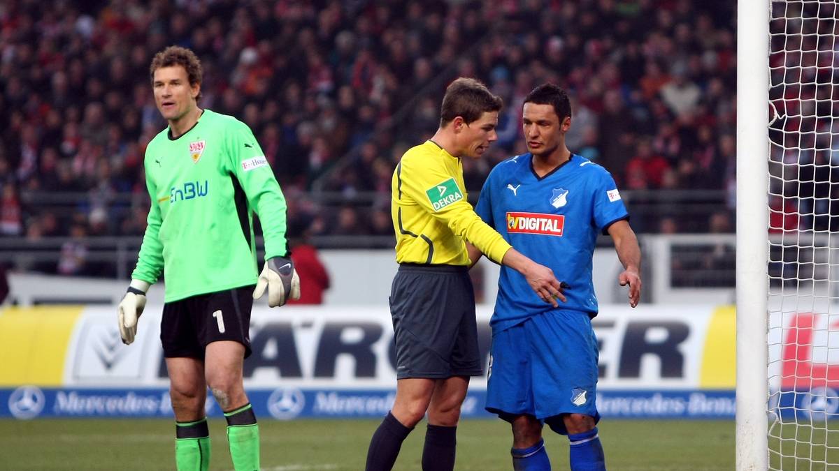 21. FEBRUAR 2009: Jens Lehmann ist für so manchen Ausraster bekannt. Mit seinem Schuhwurf schafft  es der Keeper des VfB Stuttgart beim 3:3 gegen 1899 Hoffenheim in die Highlights der Saison. Bei einem Schussversuch verliert TSG-Stürmer Sead Salihovic seinen Schuh. So weit, so unspektakulär. Wäre da nicht Lehmann