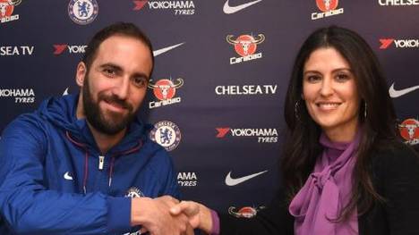 Gonzalo Higuain zusammen mit Chelsea-Geschäftsführerin Marina Granovskaia