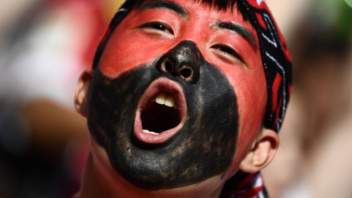 Mit ziemlich viel Farbe im Gesicht bekennt sich dieser Fan zu seiner Mannschaft...