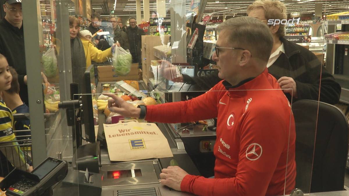 Hinter der Einkaufskasse! Stefan Kuntz sammelt für Erdbeben-Opfer