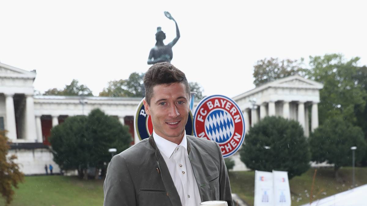 Robert Lewandowski ist trotz Regenwetters gut drauf