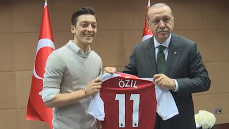 Mesut Özil posierte zu einem gemeinsamen Foto mit dem türkischen Staatspräsidenten