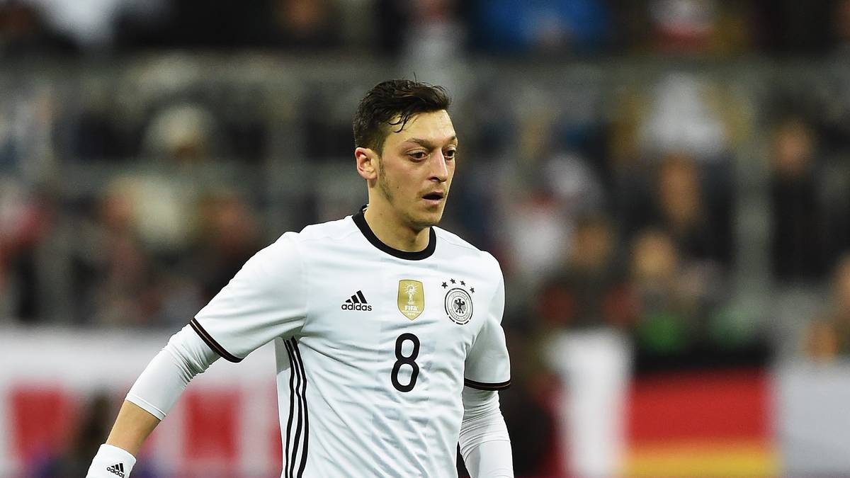 Einige aufgebrachte Fans führen den Vergleich mit dem aktuellen Trikot der deutschen Nationalmannschaft an. Das kostet samt Aufdruck fünf Euro weniger als das von Schalke - und Deutschland ist immerhin amtierender Weltmeister