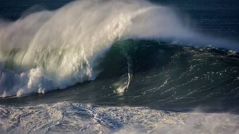Sebastian Steudtner surft auf einer Welle in Nazare in Portugal 