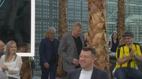 Armin Veh und Stefan Effenberg verspäten sich nach der Werbepause im STAHLWERK Doppelpass. Der SPORT1 Experte findet eine kuriose Entschuldigung. 