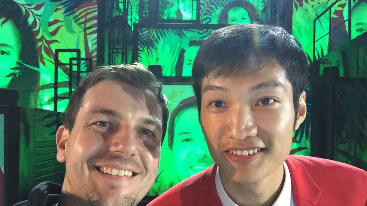 Und auch der chinesische Fahnenträger lässt sich mit Boll ablichten. Anders als Deutschland haben die Chinesen überraschenderweise keinen Tischtennisspieler, sondern Florettfechter Lei Sheng als Fahnenträger auserkoren