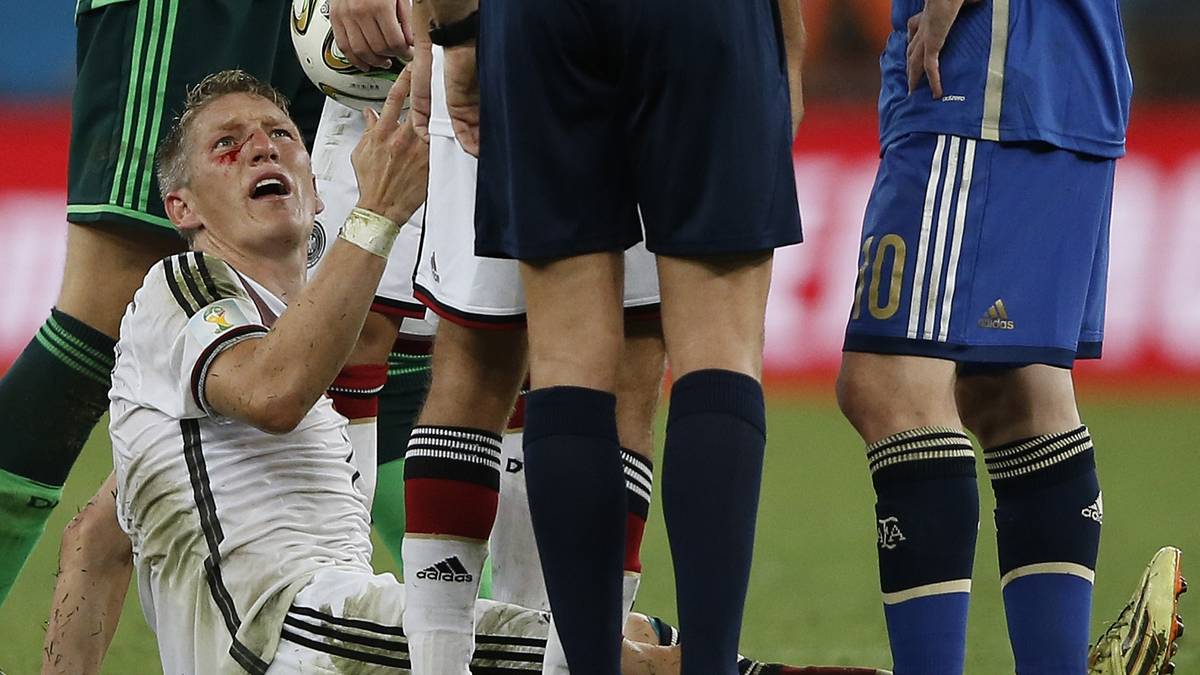 Schweinsteiger und der DFB schaffen es bis ins Finale gegen Argentinien. Der Stratege im Mittelfeld muss über 120 Minuten einstecken. Aber selbst ein wilder Ellenbogencheck von Sergio Agüero kann Schweinsteiger nicht stoppen