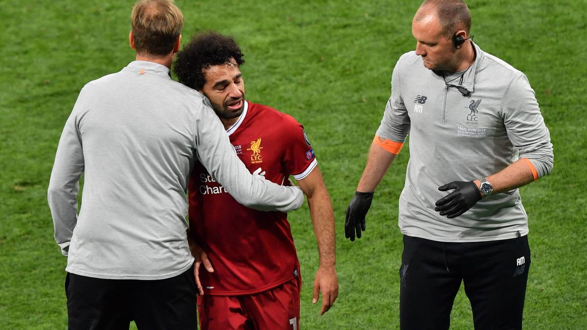 Jürgen Klopp nimmt den zutiefst enttäuschten Salah in den Arm