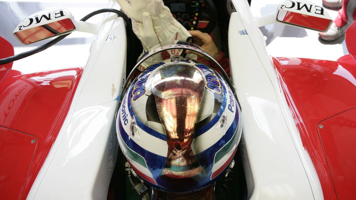 Jarno Trulli (2006, GP von Frankreich): Acht Jahre zuvor stört sich daran noch niemand. Damals feiert Jarno Trulli den WM-Titel Italiens beim Rennen in Magny Cours mit einem speziellen Azzurro-Helm - inklusive des WM-Pokals