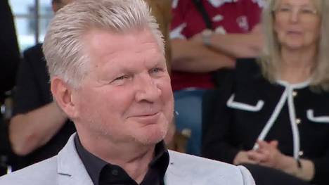 Stefan Effenberg bringt den Doppelpass nach einer Spitze gegen Walter M. Straten, stellvertretender Chefredakteur Sport der Bild, zum Lachen.