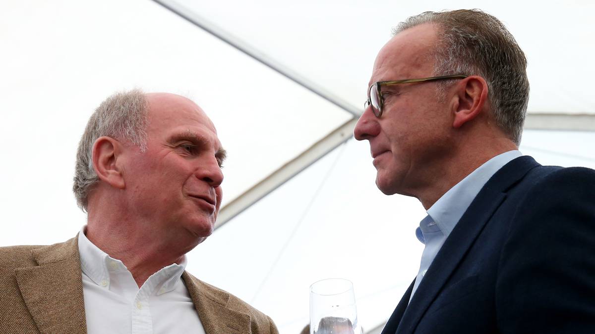 16. Oktober 2015: Hoeneß zeigt sich abermals der Öffentlichkeit, hier im Gespräch mit Bayerns Vorstandsvorsitzenden Karl-Heinz Rummenigge. Anlass ist die Grundsteinlegung des neuen Jugend-Leistungszentrums der Münchner