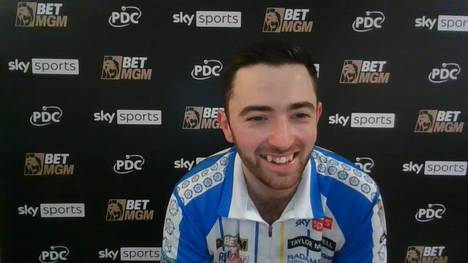 Luke Humphries gewinnt dem 15. Spieltag der Premier League of Darts in seiner Heimat in Leeds und spricht im Anschluss über sein privates Glück.