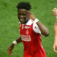 Offensivspieler Nathanael Mbuku kommt vom französischen Erstligisten Stade Reims und erhält beim Bundesligisten einen Vertrag über viereinhalb Jahre.