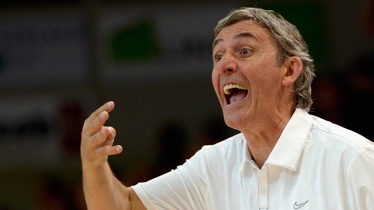 2012 kommt es zu einer überraschenden Rückkehr. Die Zuschauer sehen den Serben wieder an der Seitenlinie der deutschen Nationalmannschaft. Unter seiner Führung schafft das DBB-Team die EM-Qualifikation