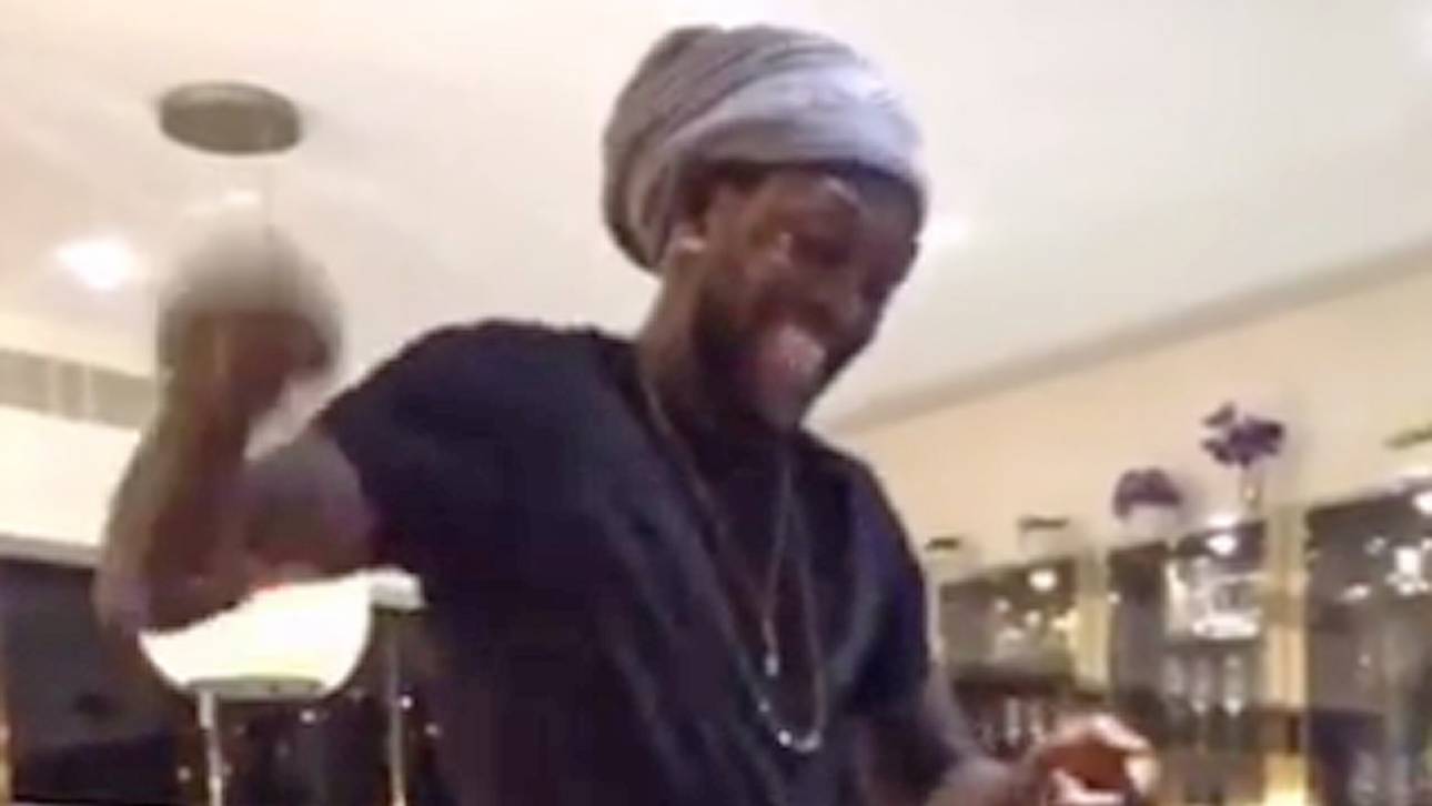 Adebayor schwingt das Tanzbein