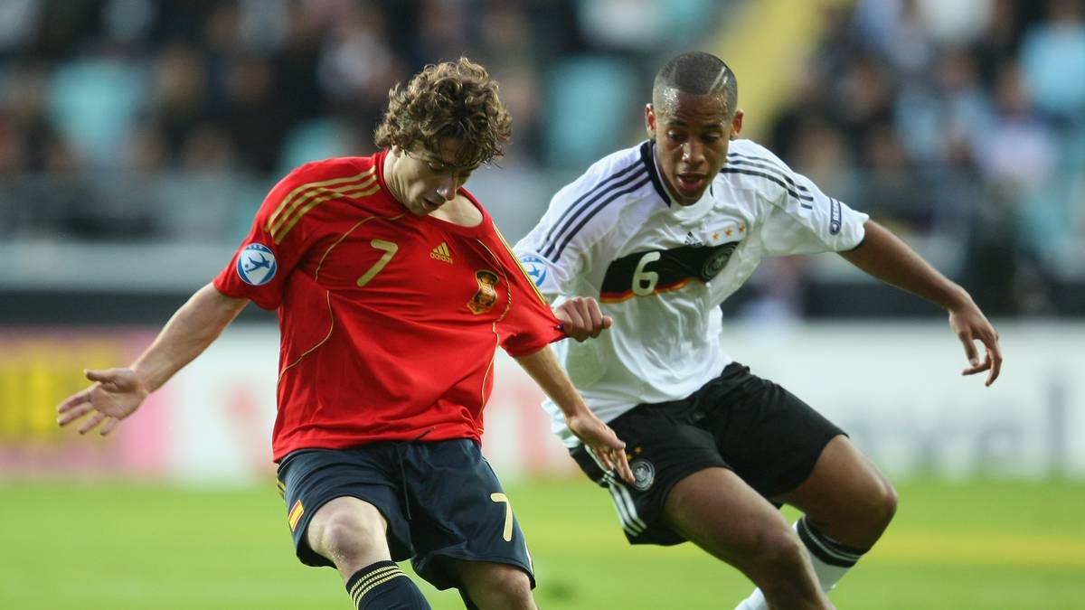 DENNIS AOGO: Gehört in der Elf der EM-Sieger nicht zu den Stammspielern, kommt im Finale erst sieben Minuten vor Schluss zum Einsatz. Eine große Länderspielkarriere bleibt dem früheren Freiburger verwehrt (zwölf Einsätze). Nach dem Abstieg mit dem VfB Stuttgart ist Aogo aktuell vereinslos