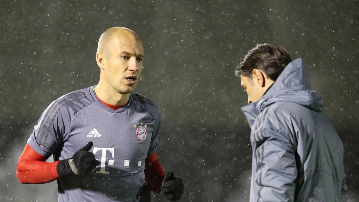 20. NOVEMBER: In der "ARD" spricht Arjen Robben über seinen Cheftrainer. "Er hat vielleicht ein bisschen weniger Erfahrung und ist noch jung. Du merkst, dass noch viel Spieler in ihm steckt. Das meine ich nicht negativ, ich meine das positiv. Er ist sehr ehrgeizig, wie schon als Spieler. Er arbeitet hart und man muss klar sagen: Trainer vom FC Bayern zu sein, das ist nicht einfach."