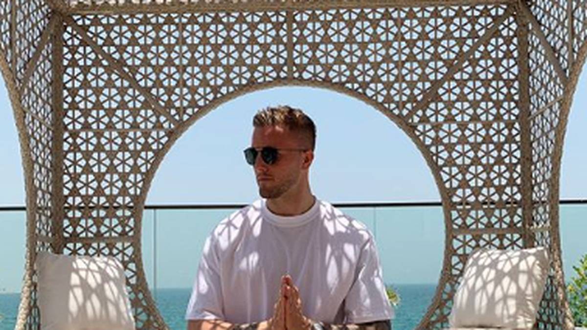 Nach einer erfolgreichen Saison mit Düsseldorf lädt André Hoffmann seine Akkus in entspannter Atmosphäre in den Vereinigten Arabischen Emiraten wieder auf. Der Innenverteidiger präsentiert sich seinen Fans auf Instagram im Schneidersitz und lässiger Sonnenbrille in Dubai
