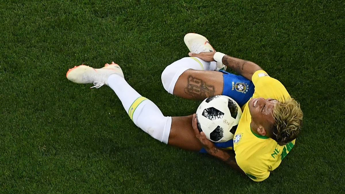 Neymar macht häufiger Kontakt mit dem Rasen, als ihm lieb ist