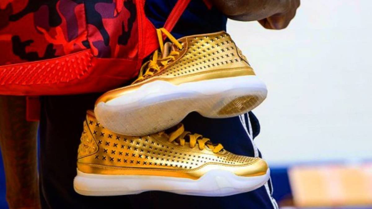 "Ich liebe Gold. Verurteilt mich nicht", schreibt Schröder zu diesem Bild