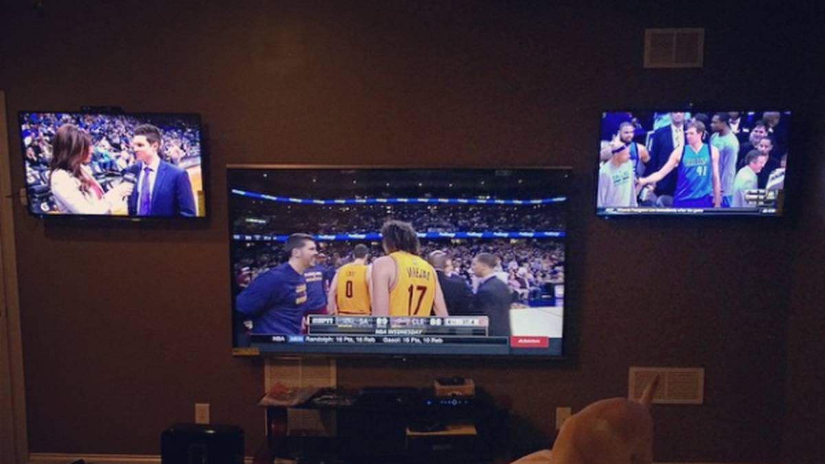 Aller guten Dinge sind drei! An spielfreien Tagen während der Saison schaut er sich gleich auf mehreren TV-Geräten NBA-Spiele an